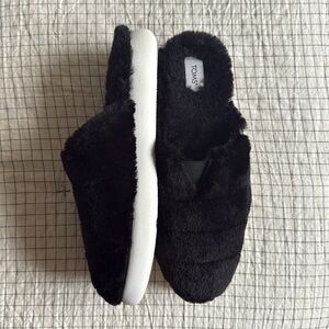 TOMS Women's Black Fuzzy Slippers Women’s Size 10